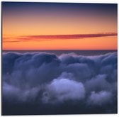 Dibond - Wolken bij Oranje Lucht - 50x50cm Foto op Aluminium (Wanddecoratie van metaal)