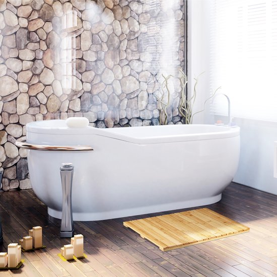 Luxe badkamer met stenen muur en houten vloer, badmat van bamboe voor het bad.