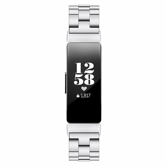Zilverkleurig metalen horlogebandje met zwart Fitbit Inspire scherm dat de tijd toont.