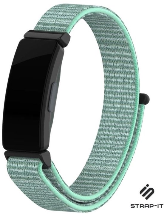 Zwart Fitbit Inspire horloge met een aqua geweven nylon bandje.