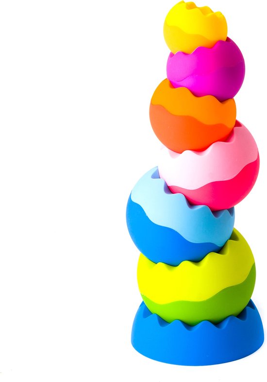 Een stapeltoren van zeven felgekleurde, gekartelde ballen op een blauwe basis, gefotografeerd tegen een witte achtergrond.