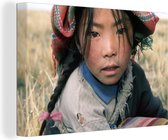 Canvas Schilderij Close-up van een Tibetaans meisje in het landschap van Tibet - 90x60 cm - Wanddecoratie