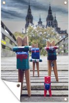 Tuindecoratie Houten pelgrims op treden Santiago de Compostella - 40x60 cm - Tuinposter - Tuindoek - Buitenposter
