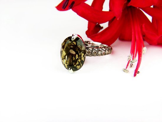 ring in wit goud gezet met rookkwarts, en cognackleurige diamant
