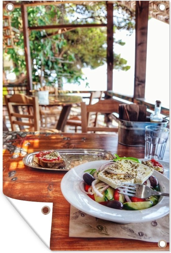 Tuindecoratie Griekse salade aan het strand - 40x60 cm - Tuinposter - Tuindoek - Buitenposter