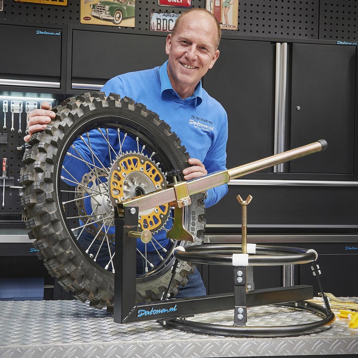 HBM Dispositif d'équilibrage des pneus de moto avec pieds réglables