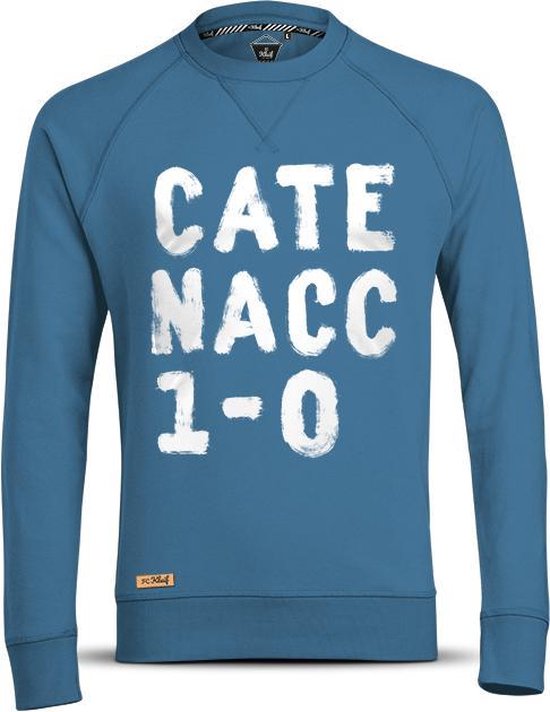 Blauwe sweater met witte 'CATENACCIO 1-0' opdruk en raglanmouwen.