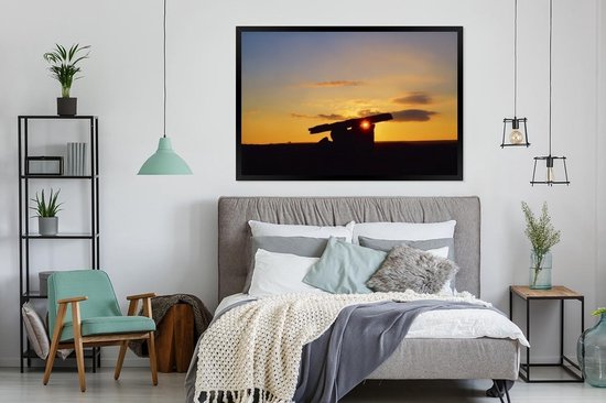Photo en cadre - Un coucher de soleil sur un cadre photo hunebed noir 120x80 cm - Affiche sous cadre (Décoration murale salon / chambre)