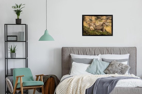 Photo dans le cadre - Gros plan de léopards sur fond flou Cadre photo noir sans passe-partout 60x40 cm - Affiche sous cadre (Décoration murale salon / chambre)