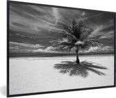 Fotolijst incl. Poster Zwart Wit- Kokospalm op het witte zand van Mo'orea in zwart wit - 120x80 cm - Posterlijst