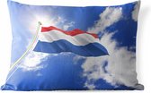 Sierkussen Vlaggen voor buiten - De vlag van Nederland wappert in de lucht - 60x40 cm - rechthoekig weerbestendig tuinkussen / tuinmeubelkussen van polyester