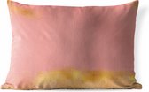 Buitenkussens - Tuin - Luxe patroon met gouden verfvegen tegen een roze achtergrond - 60x40 cm