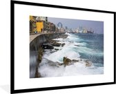 Fotolijst incl. Poster - Blauwe oceaangolven in het Cubaanse Havana in Noord-Amerika - 90x60 cm - Posterlijst