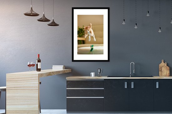 Photo encadrée - Cadre photo chat sautant noir avec passe-partout blanc 60x90 60x90 cm - Affiche encadrée (Décoration murale salon / chambre)