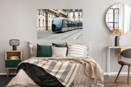 Poster Een moderne tram gaat door het centrum van Bordeaux - 120x80 cm