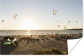 Poster Kitesurfers op het strand - 30x20 cm