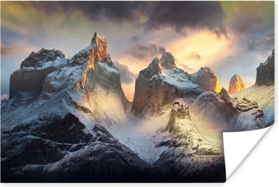 Zonnestralen over besneeuwde bergen in Patagonië 30x20 cm - klein - Foto print op Poster (wanddecoratie woonkamer / slaapkamer)