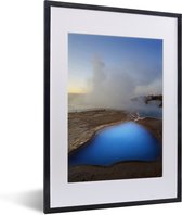 Fotolijst incl. Poster - Luchtfoto van de Geysir in Ijsland met felblauw water - 30x40 cm - Posterlijst