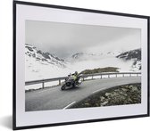 Fotolijst incl. Poster - Rijdende motor in een sneeuwomgeving - 40x30 cm - Posterlijst