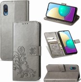 Voor Samsung Galaxy A02 vierbladige gesp reliëf gesp mobiele telefoon bescherming lederen tas met lanyard & kaartsleuf & portemonnee & beugel functie (grijs)