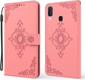 Voor Samsung Galaxy A01 Reliëf Fortune Bloem Patroon Horizontale Flip Leren Case met Houder & Kaartsleuf & Portemonnee & Lanyard (Roze)