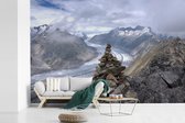 Behang - Fotobehang De Aletschgletsjer in Zwitserland met gestapelde stenen op de voorgrond - Breedte 390 cm x hoogte 260 cm