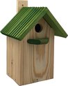 Houten vogelhuisje met schuin, groen geribbeld dak en zitstok.