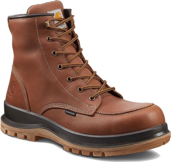 Bruine leren werklaars met vetersluiting, witte stiksels en een donkerbruine zool. Waterdicht label op de zijkant.