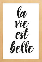 JUNIQE - Poster in houten lijst La vie est belle -20x30 /Wit & Zwart