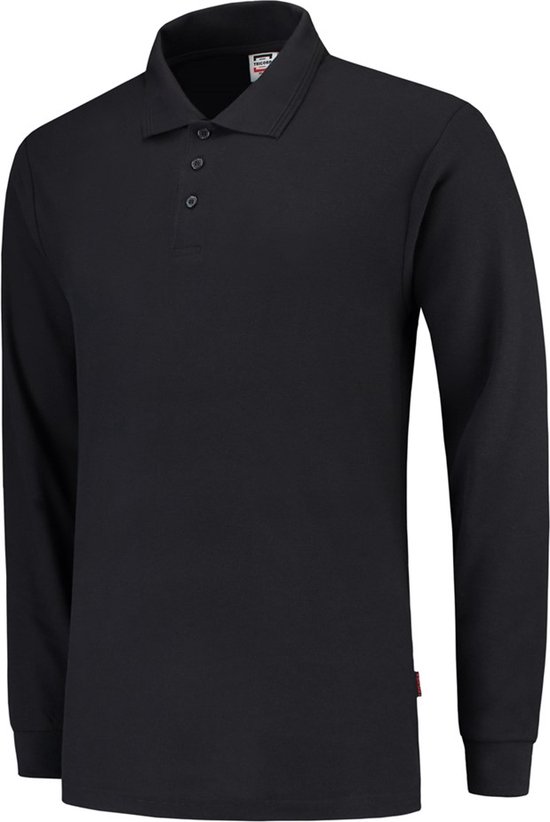 Zwart poloshirt met lange mouwen, knoopsluiting en kraag. Rode tag op de zoom.