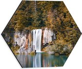 WallClassics - Dibond Hexagon - Waterval vanuit het Bos in een Meer - 30x26.1 cm Foto op Hexagon (Met Ophangsysteem)