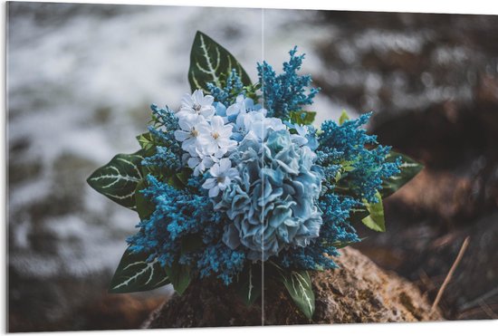 WallClassics - Acrylglas - Foto van een Klein Boeket met Witte en Blauwe Bloemen - 120x80 cm Foto op Acrylglas (Wanddecoratie op Acrylaat)