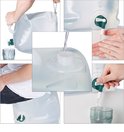 Collage toont het gebruik van een opvouwbare jerrycan met groene kraan voor het vullen van een glas en handen wassen.