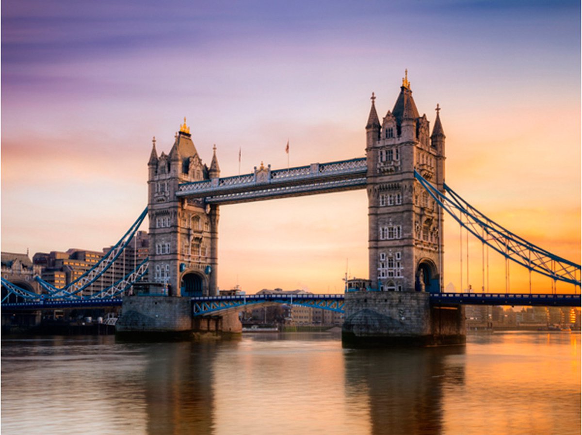 Fotobehang - Tower Bridge bij dageraad.