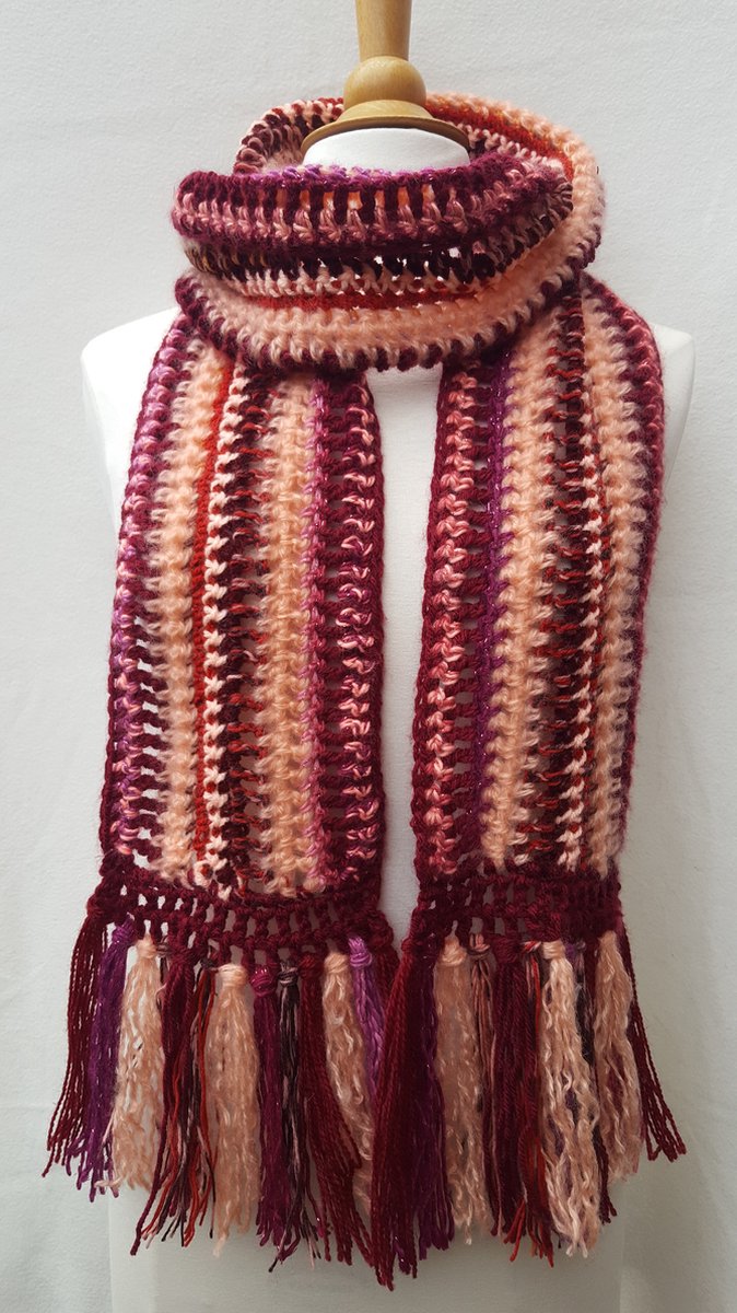 Warme sjaal met franjes gehaakt in bordeauxrood rood zalmrozetinten handgemaakte sjaal