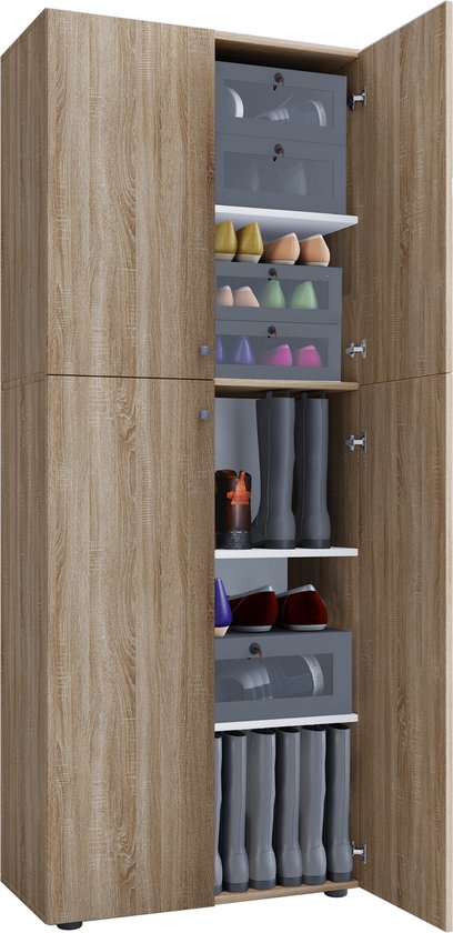 Open kast met houten deuren, gevuld met schoenen en laarzen op verschillende planken.