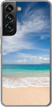 Geschikt voor Samsung Galaxy S22 hoesje - Een tropisch strand op Hawaii waar de golven aanspoelen op - Siliconen Telefoonhoesje
