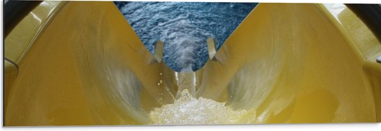 WallClassics - Dibond - Gele Glijbaan met Stromend Water - 90x30 cm Foto op Aluminium (Met Ophangsysteem)