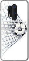 Geschikt voor OnePlus 8 Pro hoesje - Een illustratie van een voetbal die het doel in gaat - Jongetjes - Meisjes - Kids - Siliconen Telefoonhoesje