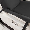 Gedetailleerd zicht op de zwarte autostoelhoes op een witte auto-interieur.