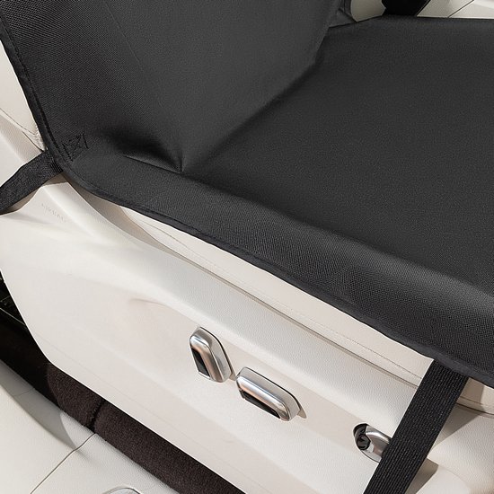 Gedetailleerd zicht op de zwarte autostoelhoes op een witte auto-interieur.