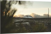 WallClassics - Dibond - Witte Sneeuwberg in Landschap met Wolken - 150x100 cm Foto op Aluminium (Met Ophangsysteem)