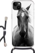 Geschikt voorApple Iphone 14 Plus - Crossbody Case - Paard - Dier - Zwart - Wit - Siliconen - Crossbody - Backcover met Koord - Telefoonhoesje met koord - Hoesje met touw