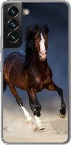 Geschikt voor Samsung Galaxy S22 hoesje - Paarden - Dieren - Zand - Siliconen Telefoonhoesje