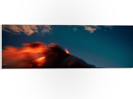 WallClassics - PVC Schuimplaat - Uitbarstende Vulkaan in de Nacht - 60x20 cm Foto op PVC Schuimplaat (Met Ophangsysteem)