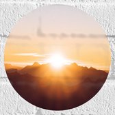 WallClassics - Muursticker Cirkel - Ondergaande Zon achter de Bergen - 20x20 cm Foto op Muursticker