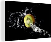 Canvas schilderij 140x90 cm - Wanddecoratie Kiwi - Fruit - Stilleven - Water - Zwart - Muurdecoratie woonkamer - Slaapkamer decoratie - Kamer accessoires - Schilderijen