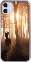 Geschikt voor iPhone 11 hoesje - Bos - Hert - Zon - Bomen - Winter - Natuur - Dieren - Siliconen Telefoonhoesje