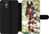 Bookcase Geschikt voor iPhone 11 telefoonhoesje - Paarden - Bloesem - Lente - Dieren - Met vakjes - Wallet case met magneetsluiting