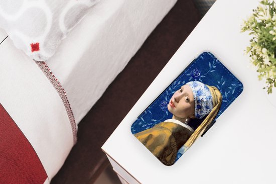 Telefoonhoesje Geschikt voor iPhone 13 Mini telefoonhoesje - Meisje met de parel - Delfts blauw - Vermeer - Bloemen - Schilderij - Oude meesters - Met vakjes - Wallet case met magneetsluiting